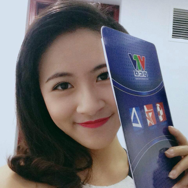 Nữ MC may mắn đứng cạnh dàn trai U23 Việt Nam suốt đêm gala là ai?